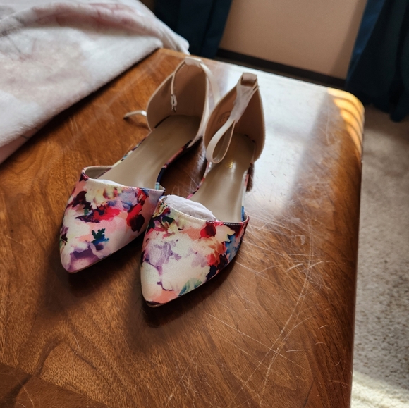 Women Size 11 Flats Dream Paris Floral Print with White Backs Buckle Strap - Picture 6 of 13